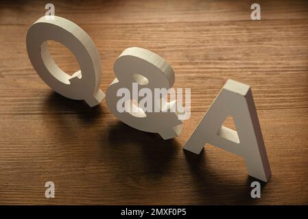 Concept de questions et réponses. Alphabet de bois des lettres q et a. Banque D'Images