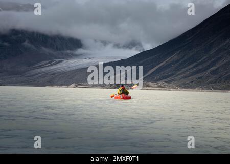 Rafting sur le lac Summit, col Akshayuk, île de Baffin, Canada Banque D'Images