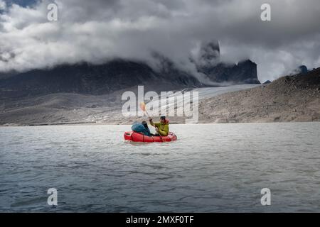 Rafting sur le lac Summit, col Akshayuk, île de Baffin, Canada Banque D'Images