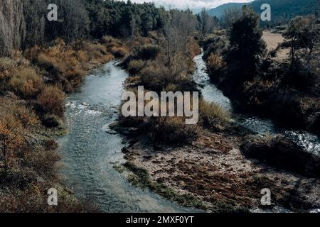 Vue sur le fleuve Matarriya dans la province de Teruel. Espagne Banque D'Images