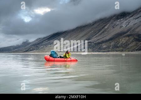 Rafting sur le lac Summit, col Akshayuk, île de Baffin, Canada Banque D'Images