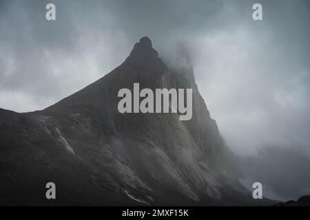 Col Akshayuk, île de Baffin, Canada, par une journée nuageux. Banque D'Images