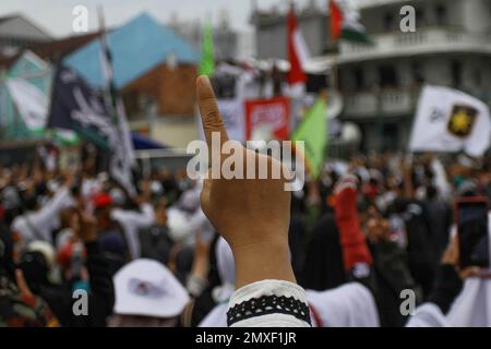 Yogyakarta, Indonésie. 03rd févr. 2023. Les musulmans indonésiens font des gestes pendant la manifestation. Les manifestations ont eu lieu pour protester contre l'incendie du Coran par le politicien de droite suédois-danois Rasmus Paludan, en Suède, et contre le déchirement de pages du Coran par Edwin Wagensveld, dirigeant du groupe anti-islam néerlandais Pegida, à la Haye. Crédit : SOPA Images Limited/Alamy Live News Banque D'Images