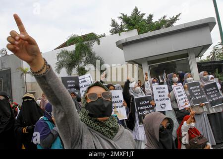 Yogyakarta, Indonésie. 03rd févr. 2023. Les musulmans indonésiens participent à la manifestation. Les manifestations ont eu lieu pour protester contre l'incendie du Coran par le politicien de droite suédois-danois Rasmus Paludan, en Suède, et contre le déchirement de pages du Coran par Edwin Wagensveld, dirigeant du groupe anti-islam néerlandais Pegida, à la Haye. Crédit : SOPA Images Limited/Alamy Live News Banque D'Images