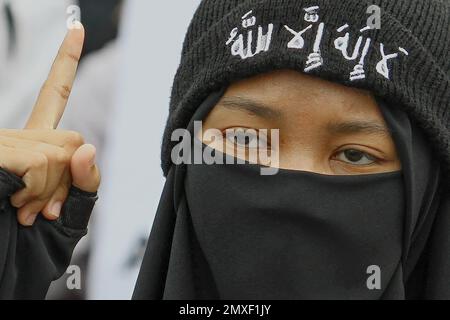 Yogyakarta, Indonésie. 03rd févr. 2023. Le musulman indonésien fait des gestes pendant la manifestation. Les manifestations ont eu lieu pour protester contre l'incendie du Coran par le politicien de droite suédois-danois Rasmus Paludan, en Suède, et contre le déchirement de pages du Coran par Edwin Wagensveld, dirigeant du groupe anti-islam néerlandais Pegida, à la Haye. Crédit : SOPA Images Limited/Alamy Live News Banque D'Images