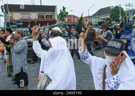 Yogyakarta, Indonésie. 03rd févr. 2023. Les musulmans indonésiens font des gestes pendant la manifestation. Les manifestations ont eu lieu pour protester contre l'incendie du Coran par le politicien de droite suédois-danois Rasmus Paludan, en Suède, et contre le déchirement de pages du Coran par Edwin Wagensveld, dirigeant du groupe anti-islam néerlandais Pegida, à la Haye. Crédit : SOPA Images Limited/Alamy Live News Banque D'Images