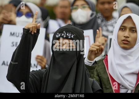 Yogyakarta, Indonésie. 03rd févr. 2023. Les musulmans indonésiens font des gestes pendant la manifestation. Les manifestations ont eu lieu pour protester contre l'incendie du Coran par le politicien de droite suédois-danois Rasmus Paludan, en Suède, et contre le déchirement de pages du Coran par Edwin Wagensveld, dirigeant du groupe anti-islam néerlandais Pegida, à la Haye. Crédit : SOPA Images Limited/Alamy Live News Banque D'Images