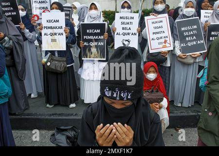 Yogyakarta, Indonésie. 03rd févr. 2023. Les musulmans indonésiens participent à la manifestation. Les manifestations ont eu lieu pour protester contre l'incendie du Coran par le politicien de droite suédois-danois Rasmus Paludan, en Suède, et contre le déchirement de pages du Coran par Edwin Wagensveld, dirigeant du groupe anti-islam néerlandais Pegida, à la Haye. Crédit : SOPA Images Limited/Alamy Live News Banque D'Images