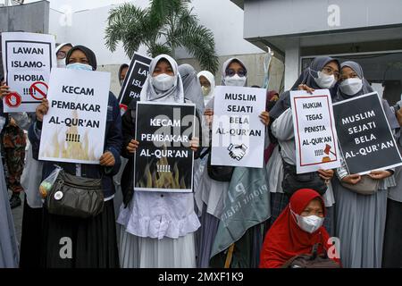 Yogyakarta, Indonésie. 03rd févr. 2023. Les musulmans indonésiens tiennent des pancartes exprimant leur opinion pendant la manifestation. Les manifestations ont eu lieu pour protester contre l'incendie du Coran par le politicien de droite suédois-danois Rasmus Paludan, en Suède, et contre le déchirement de pages du Coran par Edwin Wagensveld, dirigeant du groupe anti-islam néerlandais Pegida, à la Haye. Crédit : SOPA Images Limited/Alamy Live News Banque D'Images