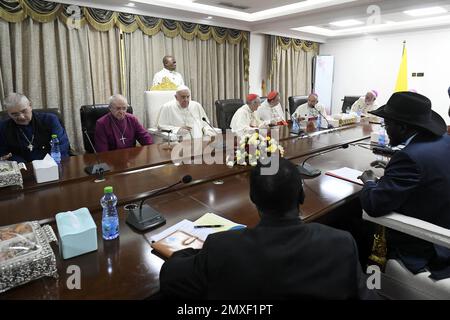 Juba, Soudan du Sud, on 3 février 2023. Le pape François rencontre le président du Soudan du Sud Salva Kiir (à droite) au palais présidentiel de Juba, au Soudan du Sud, sur 3 février 2023. À gauche : Iain Greenshields de l'église d'Écosse et l'archevêque de Canterbury Justin Welby. Le Pape passera trois jours au Soudan du Sud pour un pèlerinage œcuménique pour la paix. Photo par (EV) Vatican Media / ABACAPRESS.COM Credit: Abaca Press/Alay Live News Banque D'Images