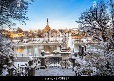 Der Europa-Steg über die Salzach im Winter, verbindet Deutschland mit Österreich, Laufen mit Oberndorf, an dieser stelle gab es Jahrhunderte lang bere Banque D'Images