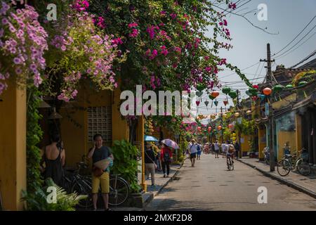 Rue colorée et colorée avec lanternes de jour à Hoi an, Vietnam. Banque D'Images