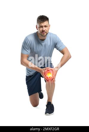 Homme souffrant de douleurs au genou sur fond blanc Banque D'Images