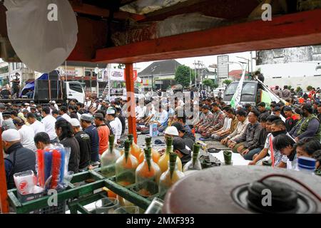 Yogyakarta, Indonésie. 03rd févr. 2023. Les musulmans indonésiens effectuent des prières de congrégation pendant la manifestation. Les manifestations ont eu lieu pour protester contre l'incendie du Coran par le politicien de droite suédois-danois Rasmus Paludan, en Suède, et contre le déchirement de pages du Coran par Edwin Wagensveld, dirigeant du groupe anti-islam néerlandais Pegida, à la Haye. (Photo par Angga Budhiyanto/SOPA Images/Sipa USA) crédit: SIPA USA/Alay Live News Banque D'Images