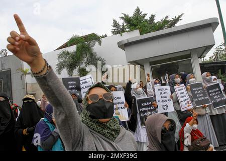 Yogyakarta, Indonésie. 03rd févr. 2023. Les musulmans indonésiens participent à la manifestation. Les manifestations ont eu lieu pour protester contre l'incendie du Coran par le politicien de droite suédois-danois Rasmus Paludan, en Suède, et contre le déchirement de pages du Coran par Edwin Wagensveld, dirigeant du groupe anti-islam néerlandais Pegida, à la Haye. (Photo par Angga Budhiyanto/SOPA Images/Sipa USA) crédit: SIPA USA/Alay Live News Banque D'Images