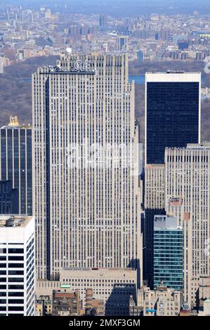 majesté architecturale : le gratte-ciel emblématique du Rockefeller Center se dresse haut, symbole de la grandeur de Manhattan et du rythme cardiaque du ciel de New York Banque D'Images