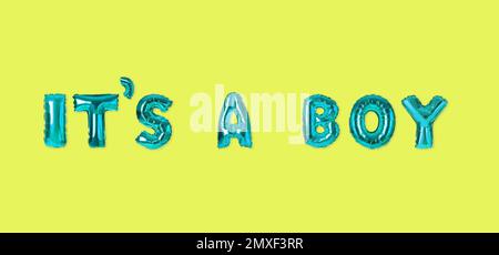 Phrase C'EST Un GARÇON fait de lettres de ballon d'aluminium sur fond jaune, conception de bannière. Fête de douche de bébé Banque D'Images