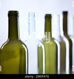 plusieurs bouteilles de verre de vin de suite Banque D'Images