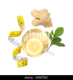 Tisane diététique, mètre ruban, gingembre et feuilles sur fond blanc, vue du dessus Banque D'Images