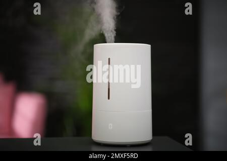 Humidificateur d'air moderne sur la table à la maison Banque D'Images