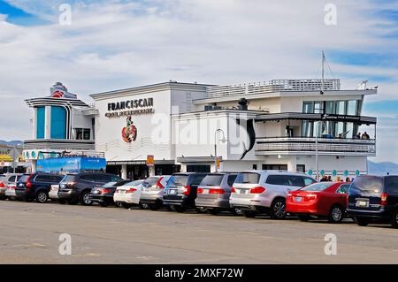 Le Franciscan Crab Restaurant dans Fisherman’s Wharf de San Francisco, célèbre pour ses fruits de mer frais et ses vues sur le front de mer, un endroit populaire pour manger près de la baie. Banque D'Images