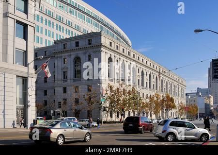 Bâtiment de la Cour suprême de San Francisco à l'architecture néoclassique, situé dans le quartier du Civic Center, vu par une journée ensoleillée avec des voitures et des piétons Banque D'Images