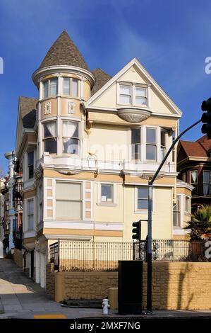 Maison dans la zone Alamo Square dans la ville de San Francisco, Californie, Etats-Unis d'Amérique Banque D'Images