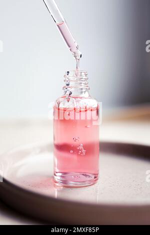 Pipette et flacon transparent avec sérum, gel, huile ou autre produit cosmétique. Produit de beauté tendance autosoin avec peptides, céramides, acide hyaluron. Banque D'Images