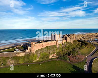 Vue aérienne du château de Bamburgh dans le Northumberland sur la côte nord-est de l'Angleterre. Banque D'Images