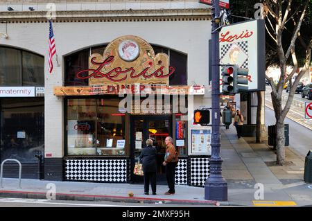 Lori's Restaurant à Union Square, San Francisco, un restaurant de style rétro avec des enseignes au néon emblématiques et des vibes vibrantes de la ville. Banque D'Images