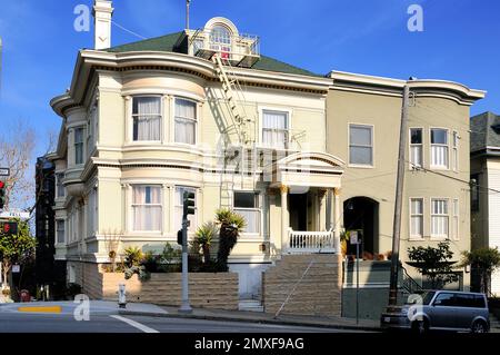 Maison d'angle typique dans le quartier Alamo Square à San Francisco, Californie Banque D'Images