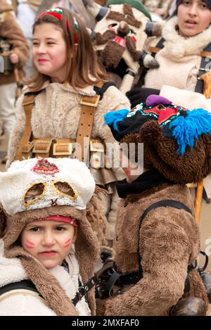 Enfants en costumes de peau d'animaux au Festival international de Mascarade et de Mummers de Surva à Pernik, Bulgarie, Europe de l'est, Balkans, UE Banque D'Images