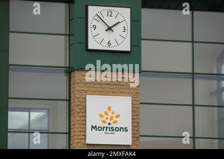 Supermarché Morrisons, Illingworth près de Halifax, West Yorkshire. WM Morrison Supermarket, qui fait le nom de Morrisons, est la cinquième plus grande chaîne de supermarchés au Royaume-Uni. En 2021, l'entreprise comptait 497 supermarchés en Angleterre, au pays de Galles et en Écosse, ainsi qu'un à Gibraltar. Son siège social se trouve à Bradford, en Angleterre. Banque D'Images