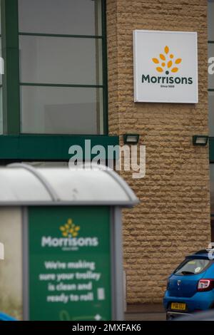 Supermarché Morrisons, Illingworth près de Halifax, West Yorkshire. WM Morrison Supermarket, qui fait le nom de Morrisons, est la cinquième plus grande chaîne de supermarchés au Royaume-Uni. En 2021, l'entreprise comptait 497 supermarchés en Angleterre, au pays de Galles et en Écosse, ainsi qu'un à Gibraltar. Son siège social se trouve à Bradford, en Angleterre. Banque D'Images