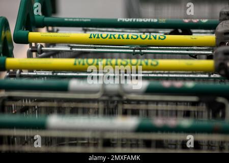 Supermarché Morrisons, Illingworth près de Halifax, West Yorkshire. WM Morrison Supermarket, qui fait le nom de Morrisons, est la cinquième plus grande chaîne de supermarchés au Royaume-Uni. En 2021, l'entreprise comptait 497 supermarchés en Angleterre, au pays de Galles et en Écosse, ainsi qu'un à Gibraltar. Son siège social se trouve à Bradford, en Angleterre. Banque D'Images