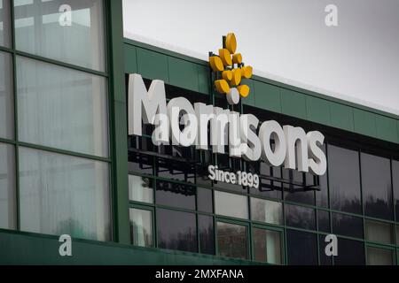 Supermarché Morrisons, Illingworth près de Halifax, West Yorkshire. WM Morrison Supermarket, qui fait le nom de Morrisons, est la cinquième plus grande chaîne de supermarchés au Royaume-Uni. En 2021, l'entreprise comptait 497 supermarchés en Angleterre, au pays de Galles et en Écosse, ainsi qu'un à Gibraltar. Son siège social se trouve à Bradford, en Angleterre. Banque D'Images