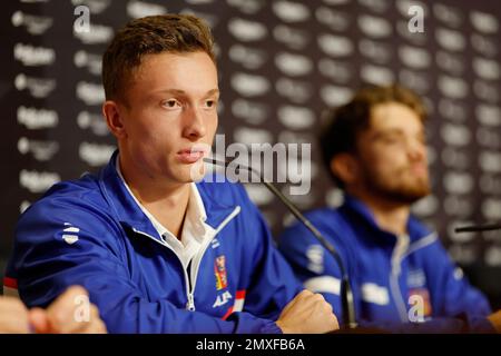 Jiri Lehecka, de République tchèque, parle lors de la conférence de presse avant la qualification du tournoi de tennis de la coupe Davis contre le Portugal à Porto, po Banque D'Images