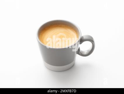 Café avec mousse crémeuse dans une petite tasse sur fond blanc. Blanc plat, americano, espresso, cappuccino. Banque D'Images