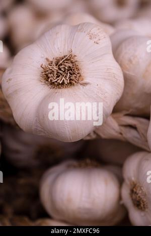 Ail fumé biologique en vente sur un marché alimentaire artisanal. Banque D'Images