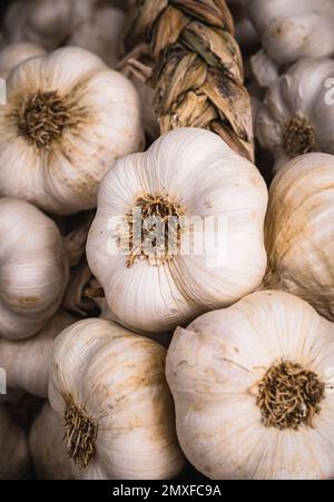 Ail fumé biologique en vente sur un marché alimentaire artisanal. Banque D'Images