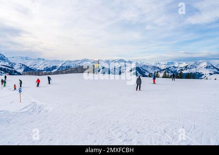 KITZBUHEL, AUTRICHE - 13 JANVIER 2023 : les skieurs apprécient les sports d'hiver sur les pentes de la montagne Hahnenkamm à Kitzbuhel, station d'hiver à la mode Banque D'Images