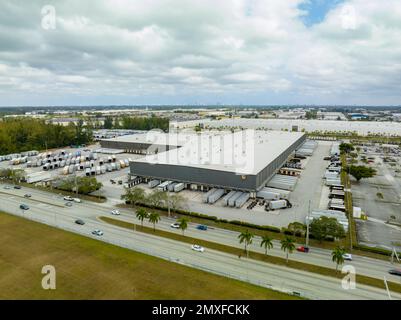 Miami, FL, Etats-Unis - 28 janvier 2023: Photo aérienne UPS Centre de distribution Hialeah FL Banque D'Images