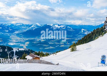 Vue sur le paysage viticole depuis la montagne de la corne de Kitzbuhel dans les Alpes autrichiennes à Kitzbuhel. Hiver en Autriche Banque D'Images