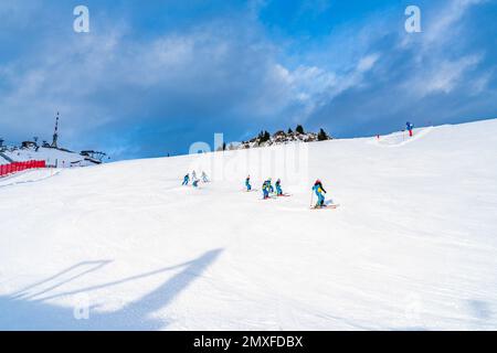 KITZBUHEL, AUTRICHE - 13 JANVIER 2023 : les skieurs apprécient les sports d'hiver sur les pentes de la montagne de la Corne de Kitzbuhel, station d'hiver à la mode Banque D'Images