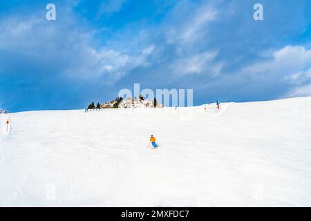 KITZBUHEL, AUTRICHE - 13 JANVIER 2023 : les skieurs apprécient les sports d'hiver sur les pentes de la montagne de la corne de Kitzbuhel à Kitzbuhel, station d'hiver à la mode Banque D'Images