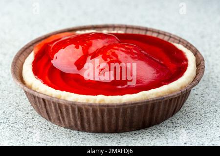 Un gros plan d'une tarte aux fraises rouge vif Banque D'Images