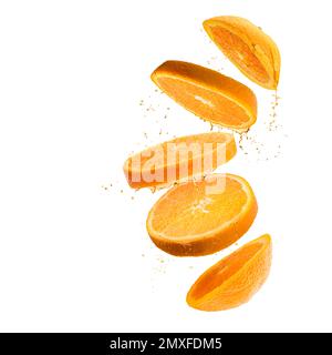 Fruits orange tranchés avec des gouttes de jus, isolés sur fond blanc. Banque D'Images