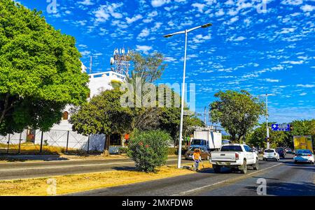 Puerto Escondido Oaxaca Mexique 2023 rue animée conduite de voitures embouteillage et lieux à Zicatela Puerto Escondido Oaxaca Mexique. Banque D'Images