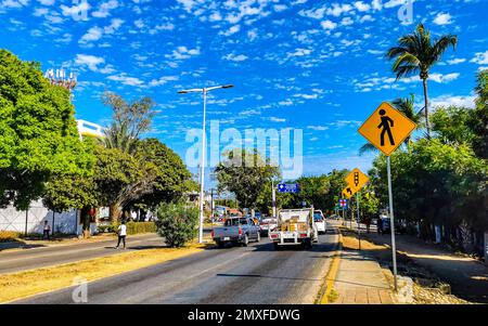 Puerto Escondido Oaxaca Mexique 2023 rue animée conduite de voitures embouteillage et lieux à Zicatela Puerto Escondido Oaxaca Mexique. Banque D'Images