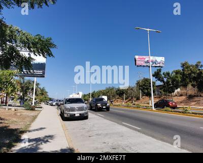 Puerto Escondido Oaxaca Mexique 2023 rue animée conduite de voitures embouteillage et lieux à Zicatela Puerto Escondido Oaxaca Mexique. Banque D'Images